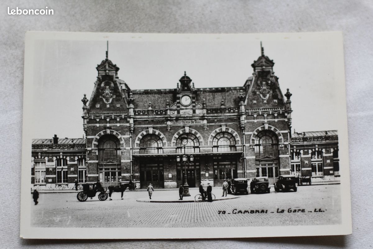 Carte Postale Ancienne Cambrai – Rue Des Liniers Et Place (Nord 59), Années 1900