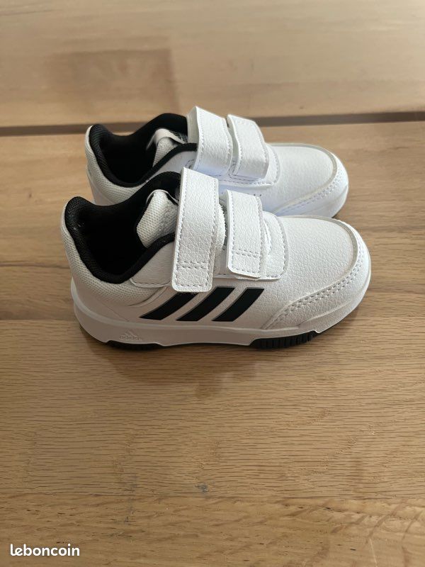 Basket adidas blanche enfant taille 23 Chaussures
