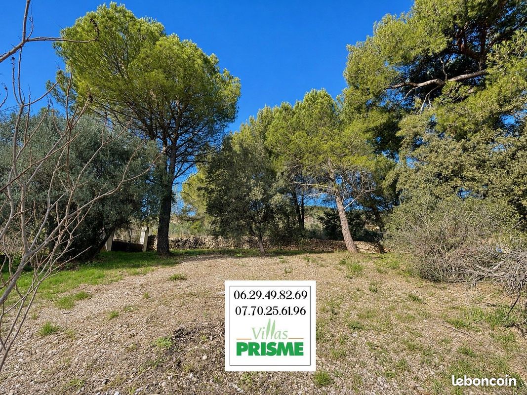 Terrain à bâtir de 927 m² à ROQUEVAIRE (13) · 350 000 €