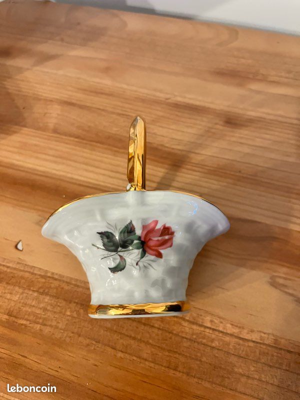 Petit panier en porcelaine blanche et dorures (image 5)