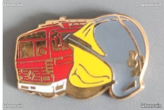 Pin's Rare Camion Break PTT La Poste - Rhône 69 - Ambulance Secouristes - Collection