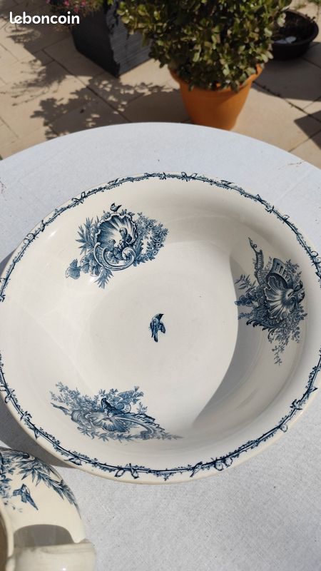 Ancien Broc De Toilette En Faïence – Crème Et Bleu – Décor Floral – Style Art Déco