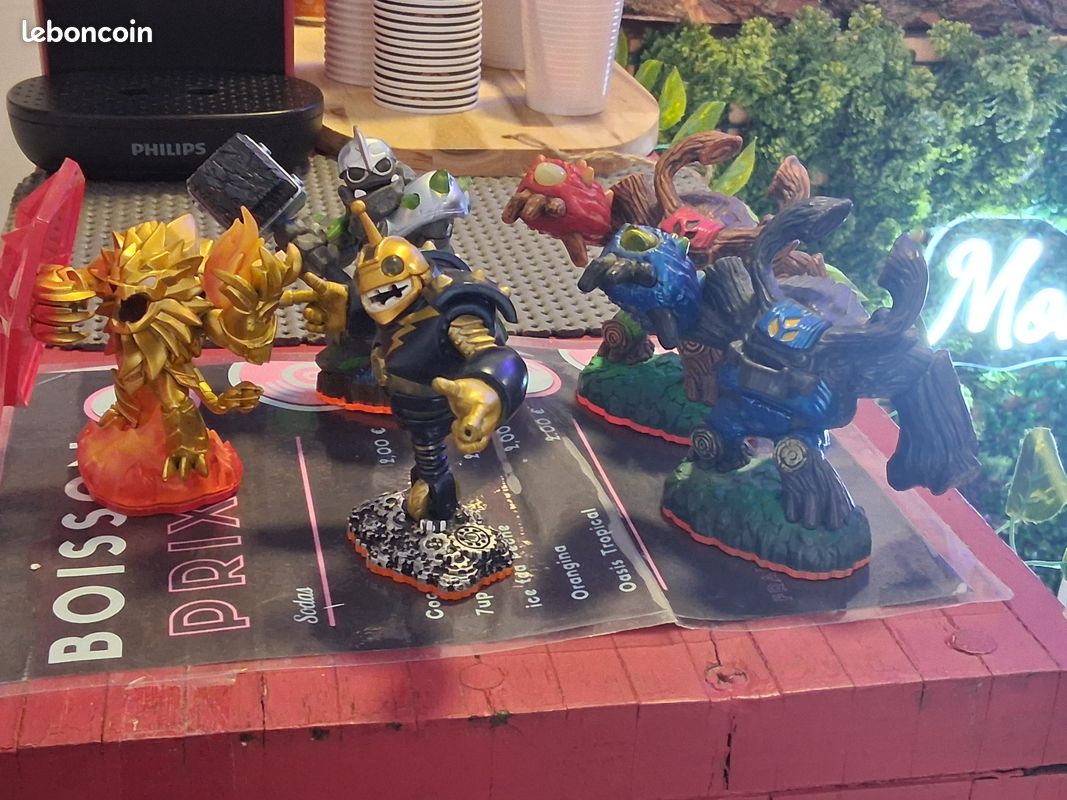 Lot De 38 Skylanders Avec 2 Socles, Jeu Vidéo, état Correct, Collection