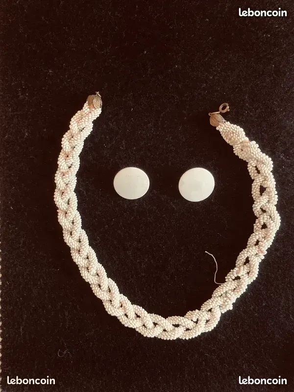 Collier et boucles d’oreilles assorties (image 1)