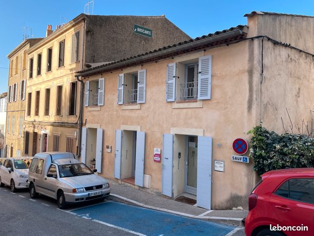 EXCLUSIVITE Immeuble de 450 m², avec garages, au coeur du village de BORMES