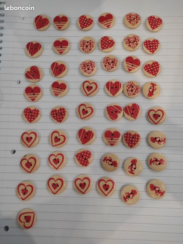 Lot de 49 boutons ronds motif coeur (image 1)