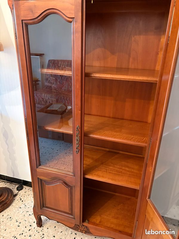 Vitrine en bois massif style Louis XV (image 4)
