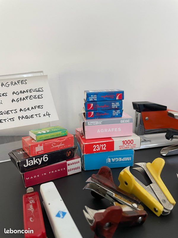 Grand lot de fournitures de bureau : Agrafeuses et accessoires (image 4)