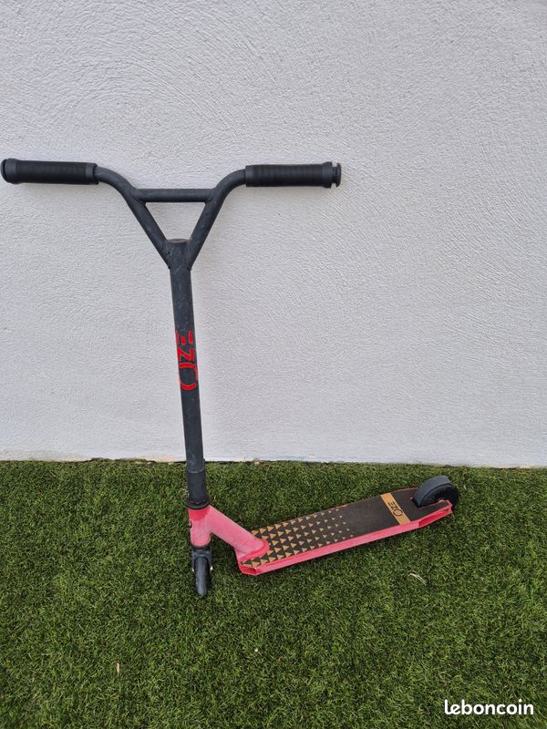 Trottinette freestyle - Noir et Rouge (image 1)