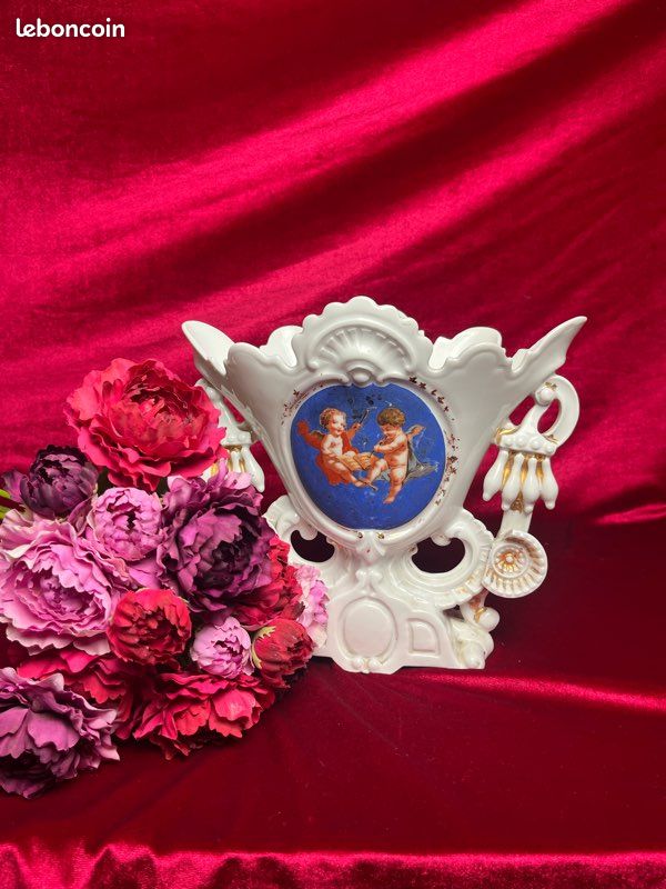 👼 Grand vase de mariée ancien ajouré – Porcelaine blanche, angelots & médaillon bleu (image 6)