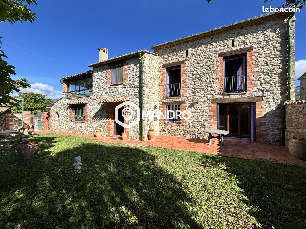 Maison 6 pièces 200 m² · à Eus · 200 m² · 1 050 000 €