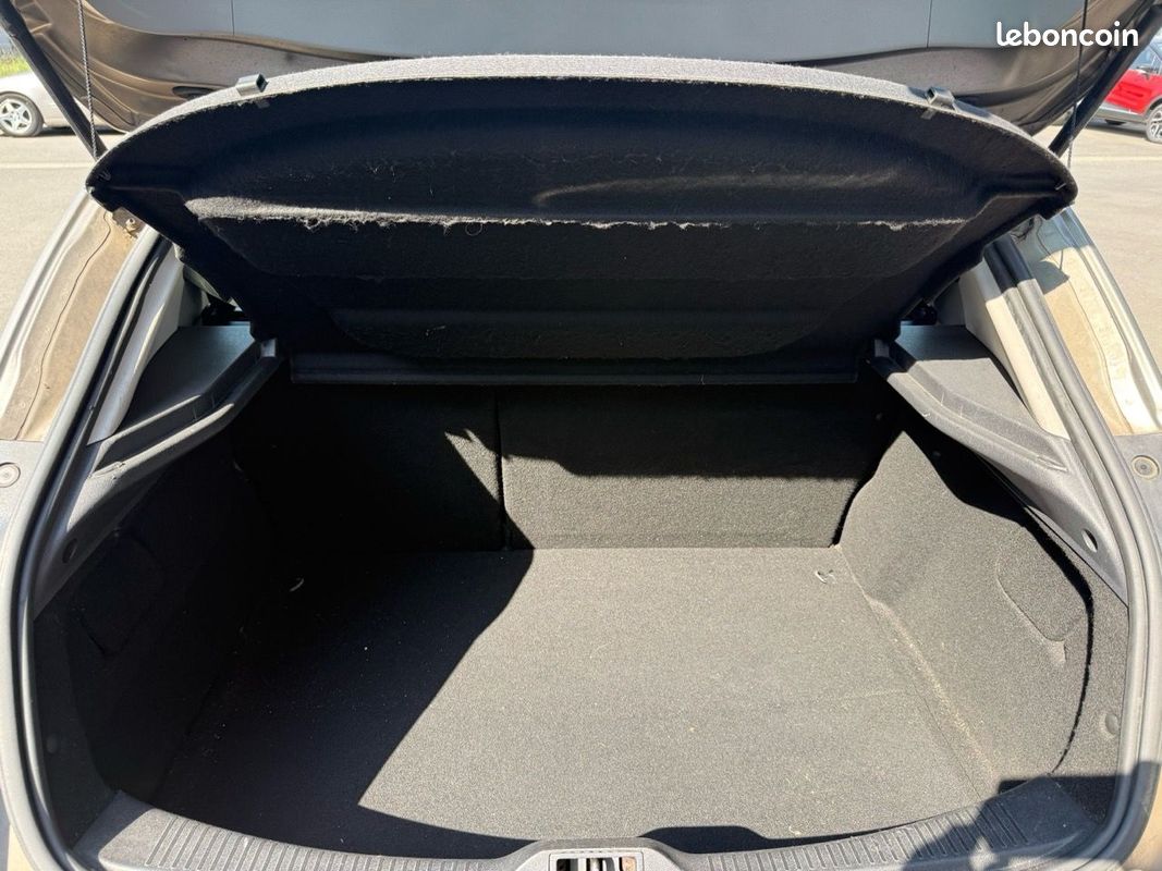Renault MEGANE III 1.9 DCI 130CH FAP PRIVILEGE ECO² EURO5 (image 9)