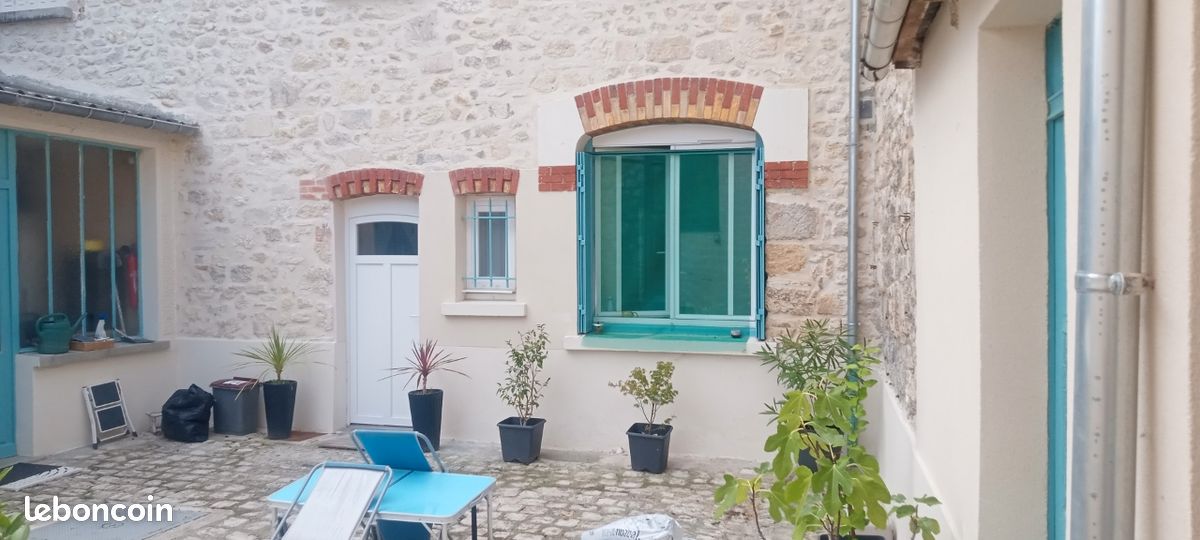 Vends petit immeuble avec deux appartements plus un local commercial · à Fismes · 289 000 €