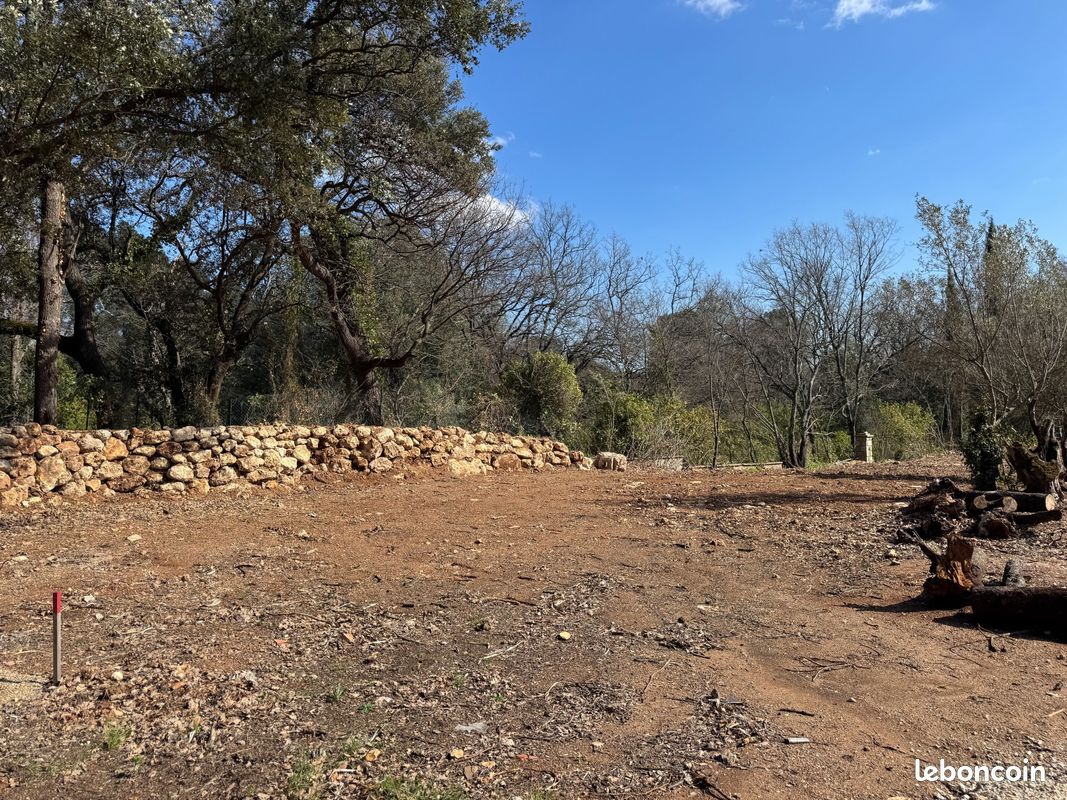 Terrain 725 m² LORGUES · 164 000 €