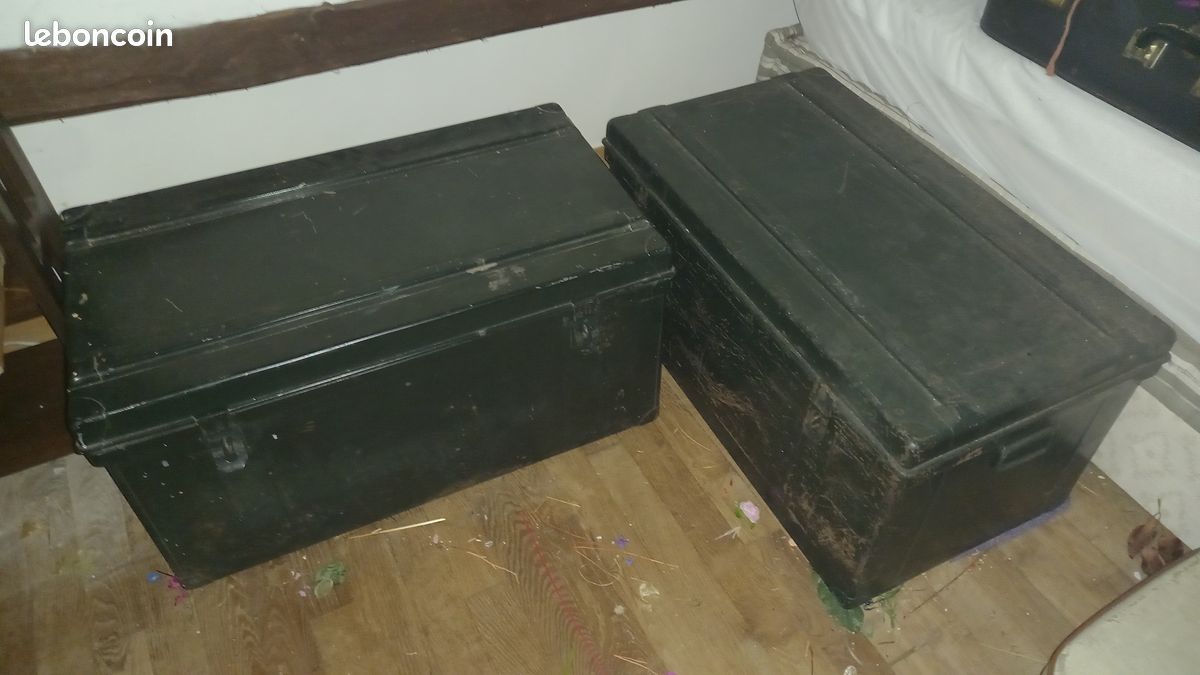 Anciennes malles en métal et valises (image 1)