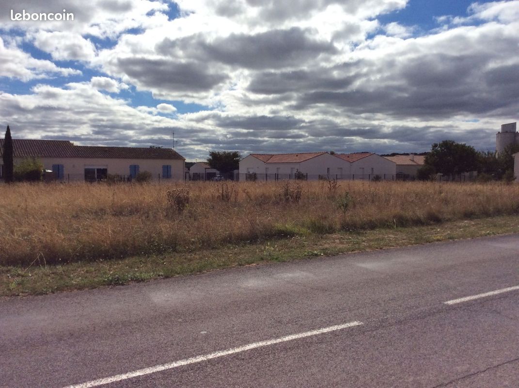 Terrain à bâtir de 800 m2 au prix de 35000 à BRIZAMBOURG (17) · 35 000 €