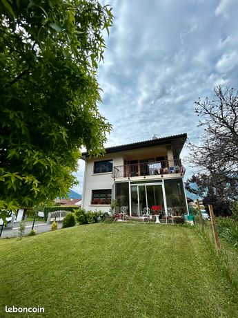 Maison 300 m^2 avec deux appartements à vendre