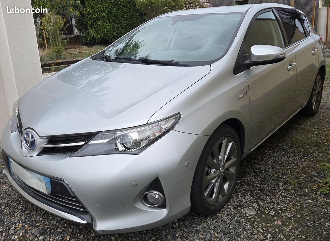 Toyota Auris HSD 136h Style - 2015 - 143 900 km - Entretien Toyota complet (image 1)