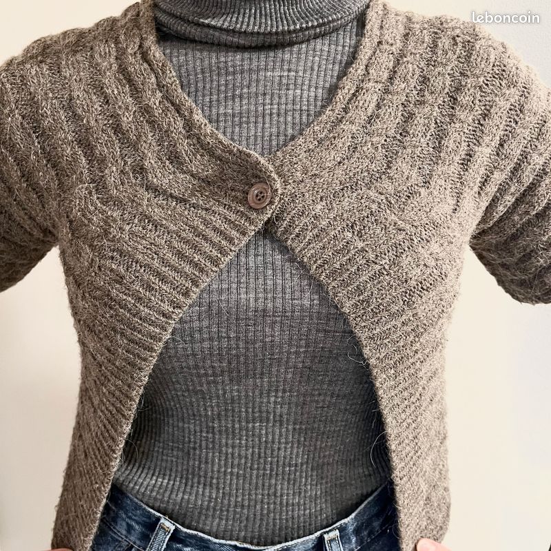 Boléro femme manches courtes fermé par un bouton (image 2)