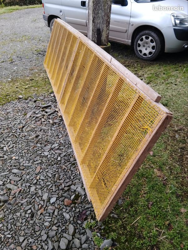Carré en bois grillagé (image 1)