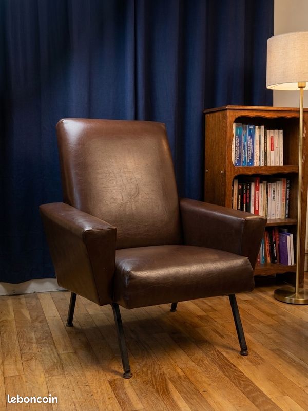 Fauteuil vintage années 60-70 skaï marron - pieds métal, lignes Mid-Century, très bon état (image 1)