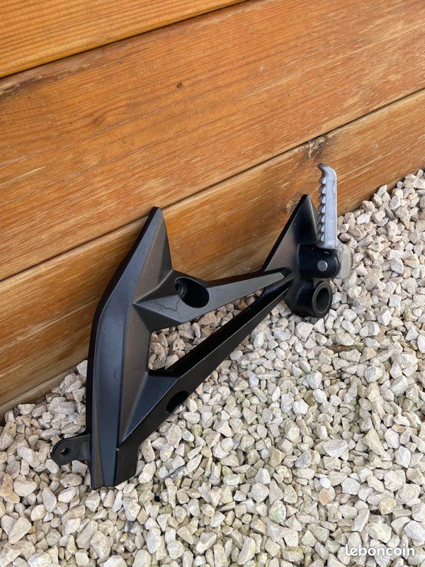 Repose-pied Passager Droit Kawasaki Z1000 – 2007 à 2009 – Occasion