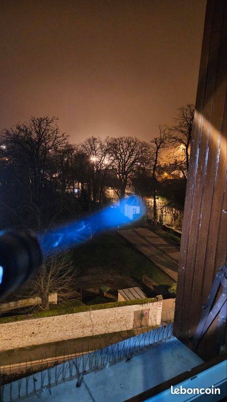 NEUF: Lampe torche puissante et rechargeable . 2000lm et 300 mètres (image 1)