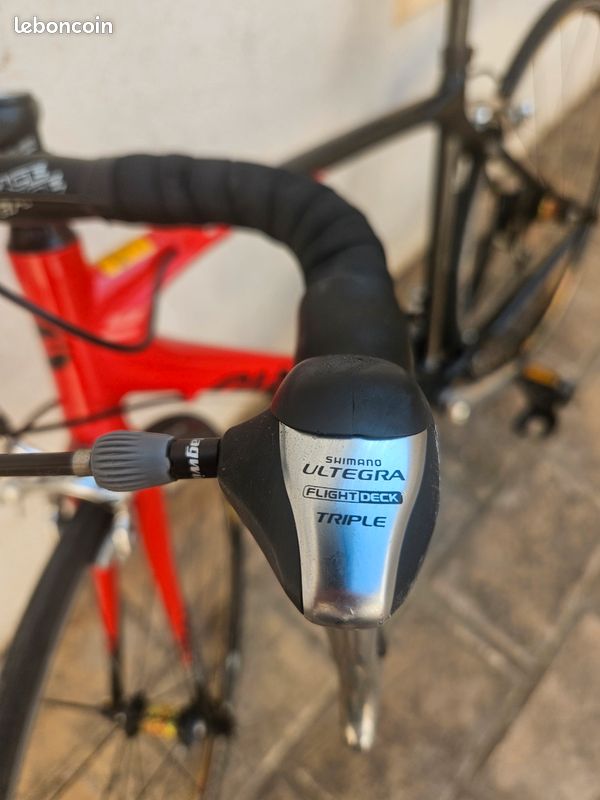 Vends vélo de route tout carbone GIANT Scrc2 (image 3)