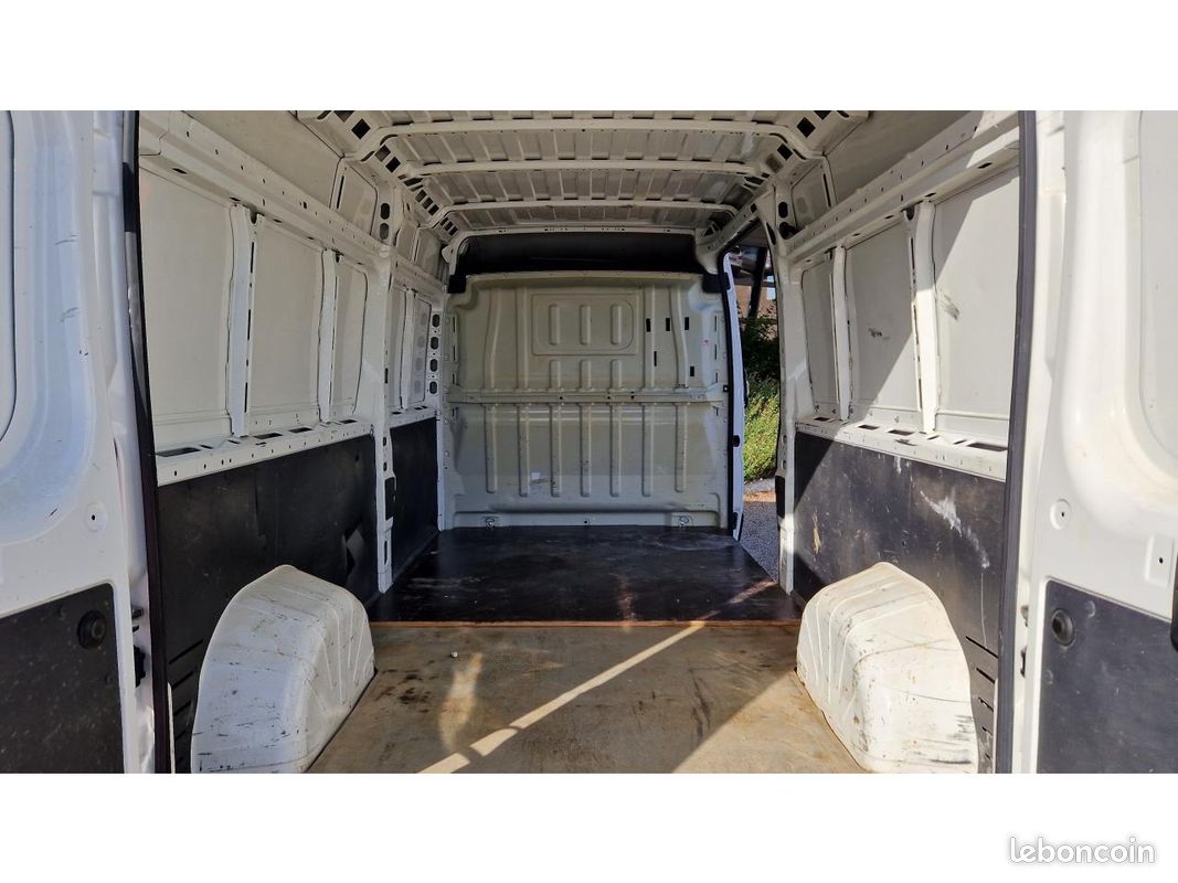 PEUGEOT BOXER Premium 333 L3H2 2.2 BlueHDi S&S - 140 (image 18)