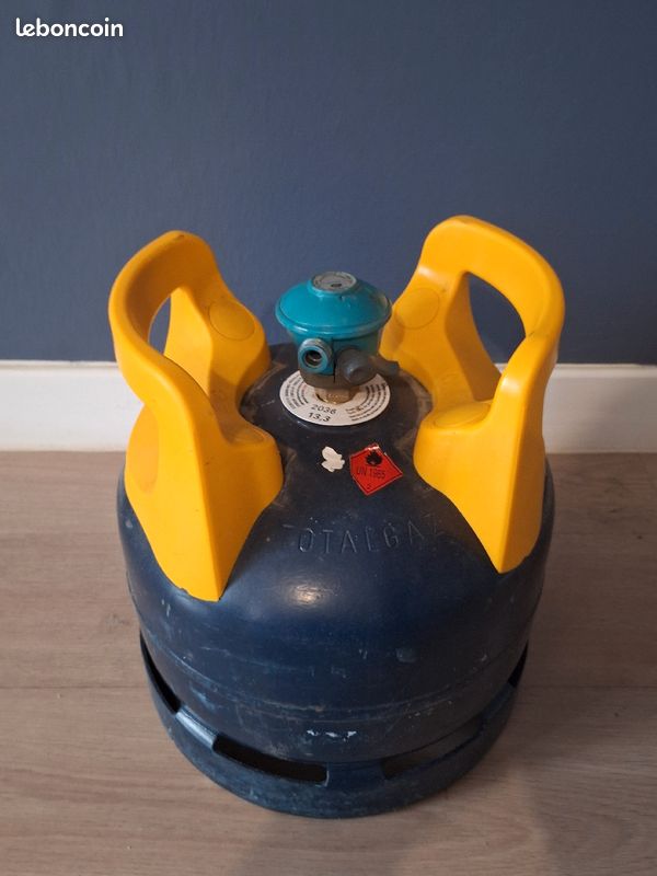 Vente 3 articles: PC portable:80e,Aspirateur auto:5e,Bouteilles de gaz avec détendeur 5e, Vous pouvez me contactermerci (image 2)