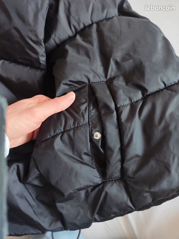 Doudoune noire sans manche Pull&Bear
Pull &Bear
Taille M
2 poches plaquées devant
Possibilité de resserrer la base
En parfait état (image 7)