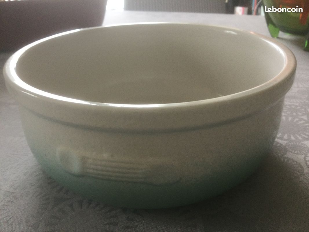 Plat en terre rond (image 1)