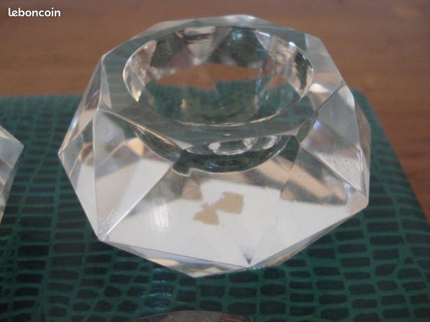 Paire de salerons et leurs cuillères en argent à décor de guirlandes de fleurs et noeuds de