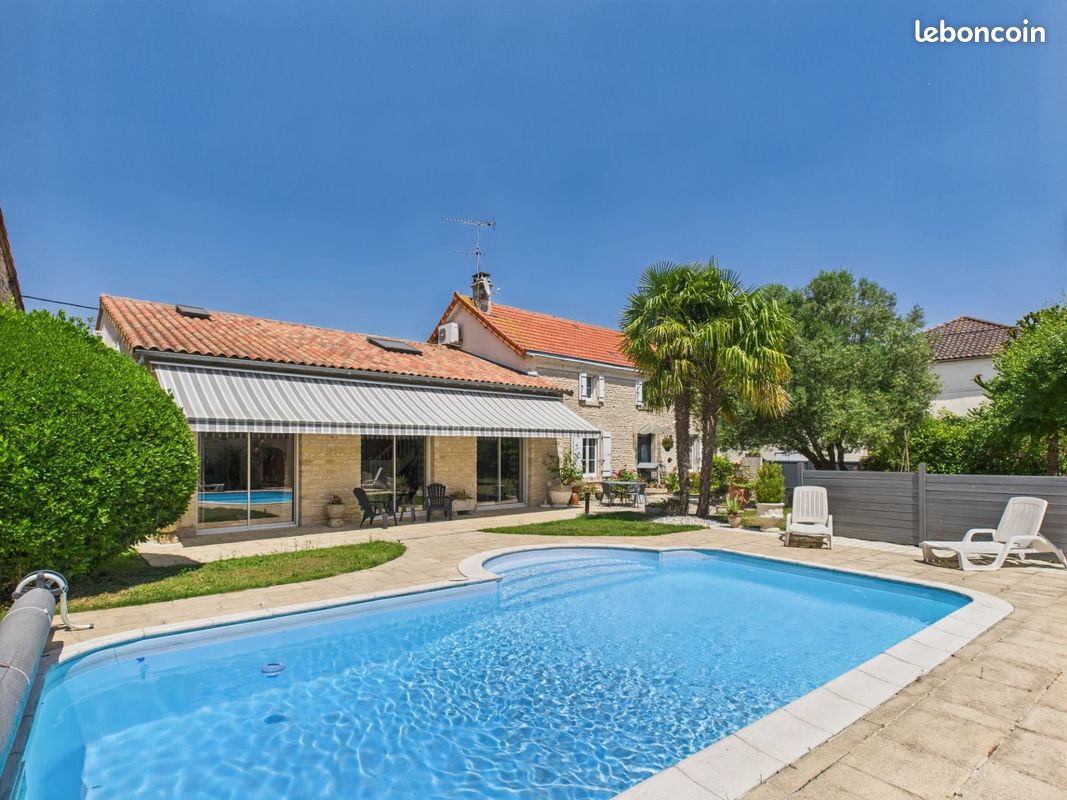 Maison 8 pièces 232 m² · à La Faye · 232 m² · 381 600 €