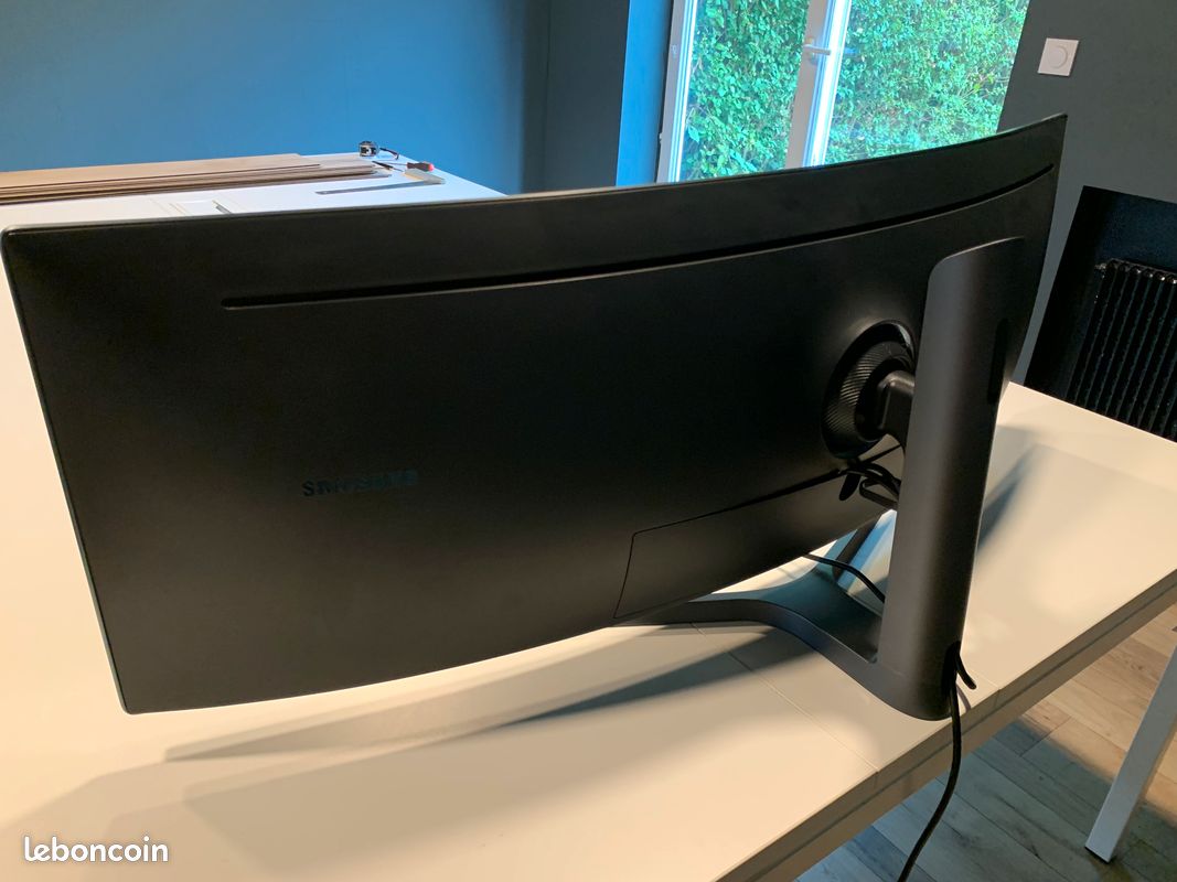 Ecran samsung incurvé 123cms peu servi -Idéal gaming, bureautique et multitâche (image 2)