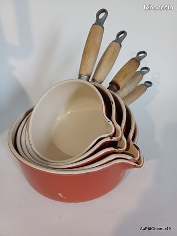 POELE AVEC COUVERCLE DIAM. 26CM. INH. 5,3 LITRES COULEUR FONTE ROUGE CERISE LE CREUSET | Jos ten Berg
