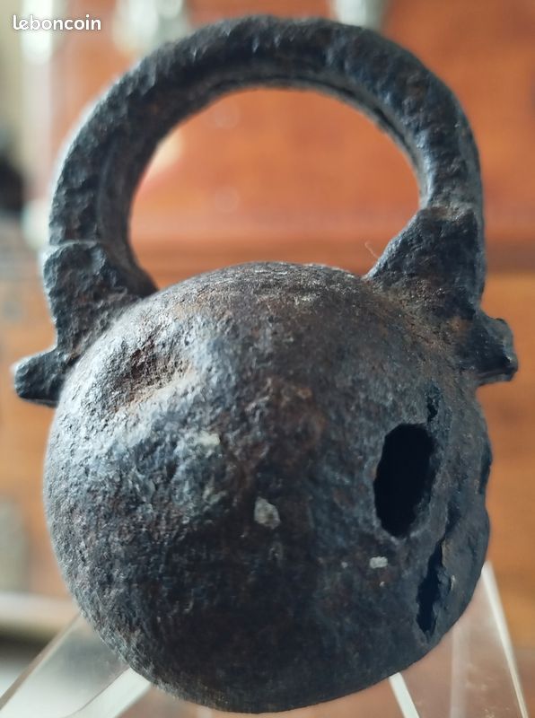 Rare : Ancien cadenas en fer forgé et décoration en laiton du 19ème