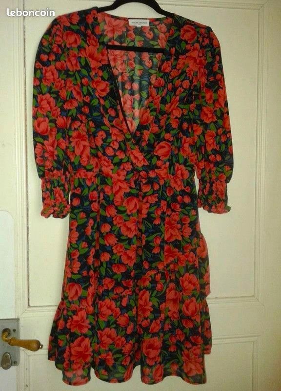 Robe cache coeur noire fleurs rouge avec volants en bas Vêtements