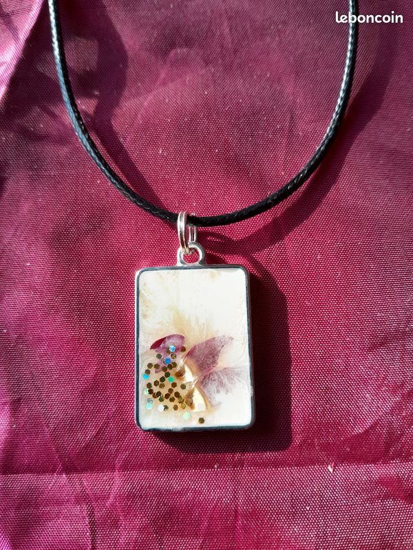 Collier fantaisie avec résine (image 1)