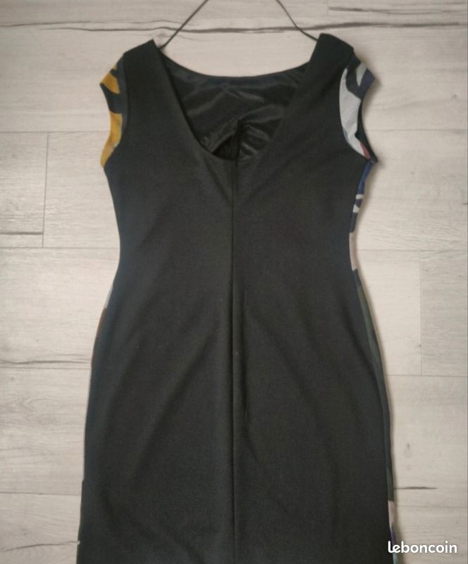 Robe Desigual Taille M Noire - Occasion Très Bon état, Style Moulant Et Longueur Midi