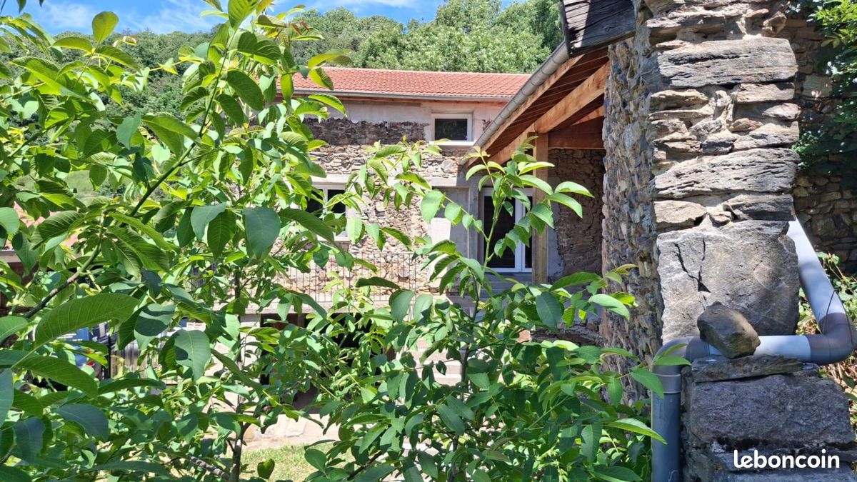 Maison 5 pièces 245 m² · à Saint-Romain-en-Jarez · 245 m² · 267 000 €