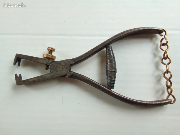 N°134) old tool, outil ancien, pince de plombier à Étival