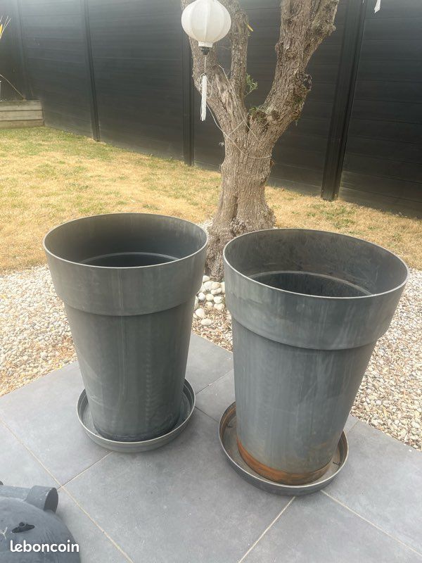 2 grands pots d’extérieurs noirs (image 1)
