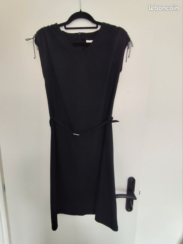 Robe noire ceinturée (image 1)