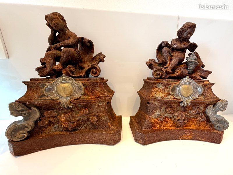 Paire de grands chenets de style Louis XVI en bronze doré, circa 1870