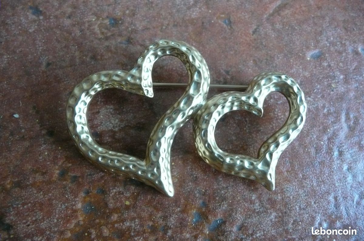 Vintage Bijou BROCHE MONET métal doré coeurs strass