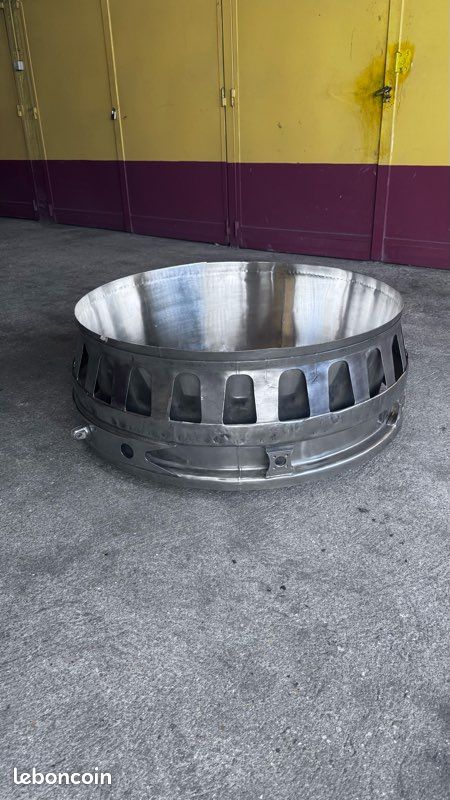 Table basse avec élèment de tuyère d'avion de chasse (image 5)