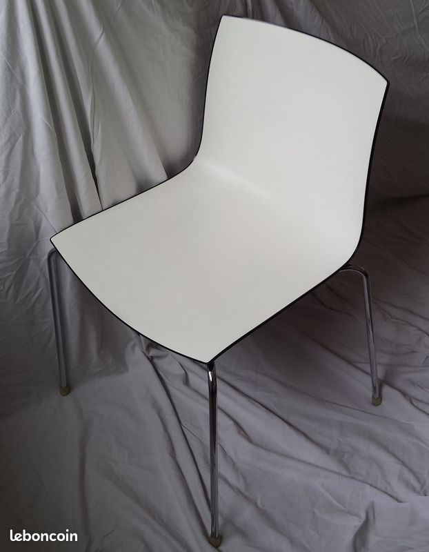 Lot 4 chaises élégantes, marque Arper Catifa 46, bicolore blanc/noir, pieds acier chromé et patins (image 4)