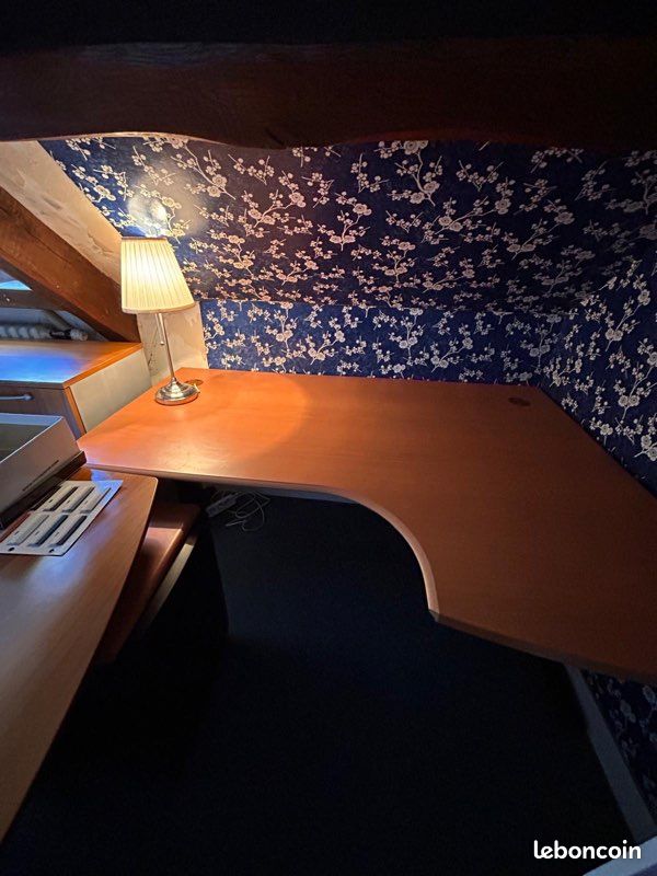 Bureau moderne en bois – comme neuf (image 1)