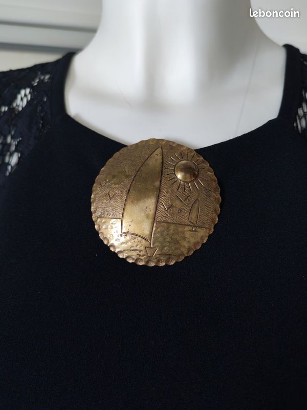 Broche Bateau Pirate Acier Doré – Bijou Style Marin Pour Veste, Chapeau Ou Sac
